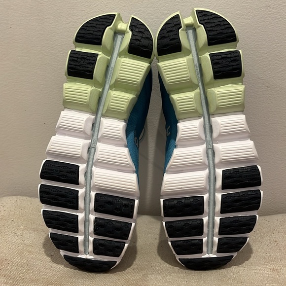 On cloud running shoes - Picture 2 of 4